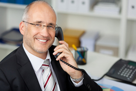 Berater für die Berufshaftpflichtversicherung am Telefon